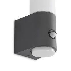 Lindby Okari udendørs væglampe med sensor, lige