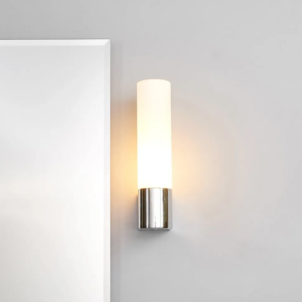 Lindby spejllampe Melike, 27 cm, krom, IP44, stikkontakt