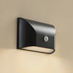 Lindby udendørs LED-væglampe Siana, sort, pc, sensor