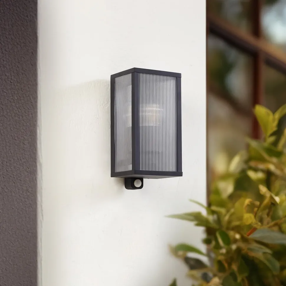 Lindby udendørs væglampe Peldar, sensor, riflet, IP44, E27