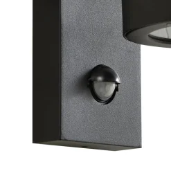 Lindby udendørs væglampe Yrene, 20cm, sort, sensor, riffel