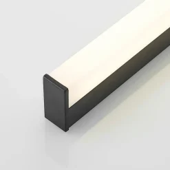 Lindby Ulisan LED-væglampe til bad, kantet 58,8 cm