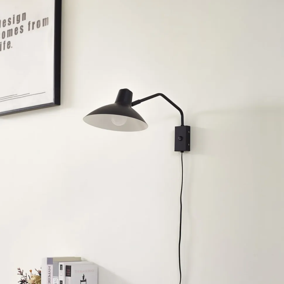 Lindby væglampe Adrik, sort, metal, med stikprop