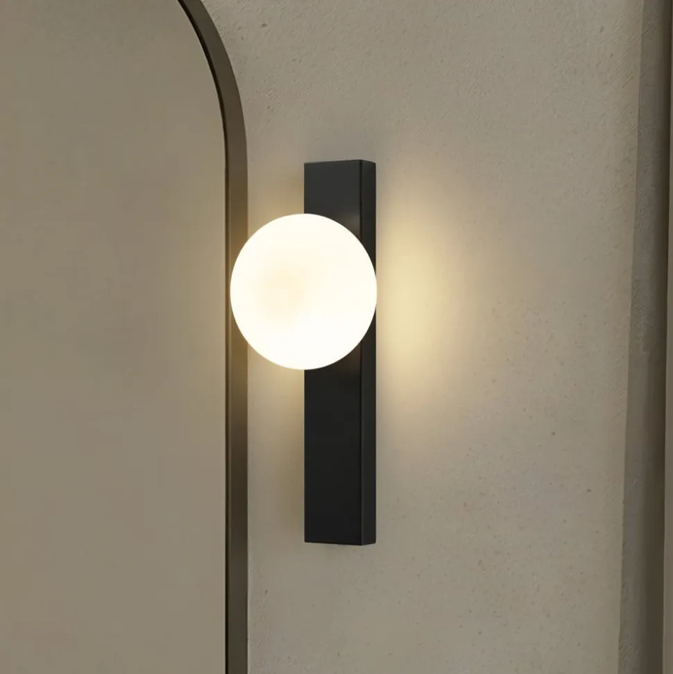 Lindby væglampe Tavrik, sort/hvid, højde 30 cm, glas