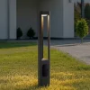 Lucande LED-gadelampe Pirron, højde 80 cm, stikkontakt, IP54