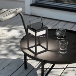 Lucande LED-solcellebordlampe Tilena, kantet, sort, dæmpbar