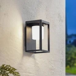 Lucande LED-solcellelampe Tilena, sort, aluminium, sensor