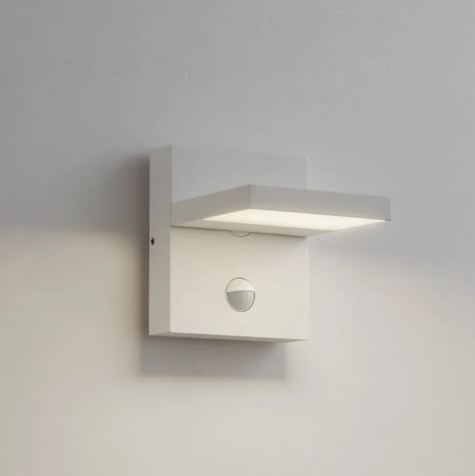 Lucande udendørs LED-væglampe Silvan, hvid, sensor, IP54, 16 cm