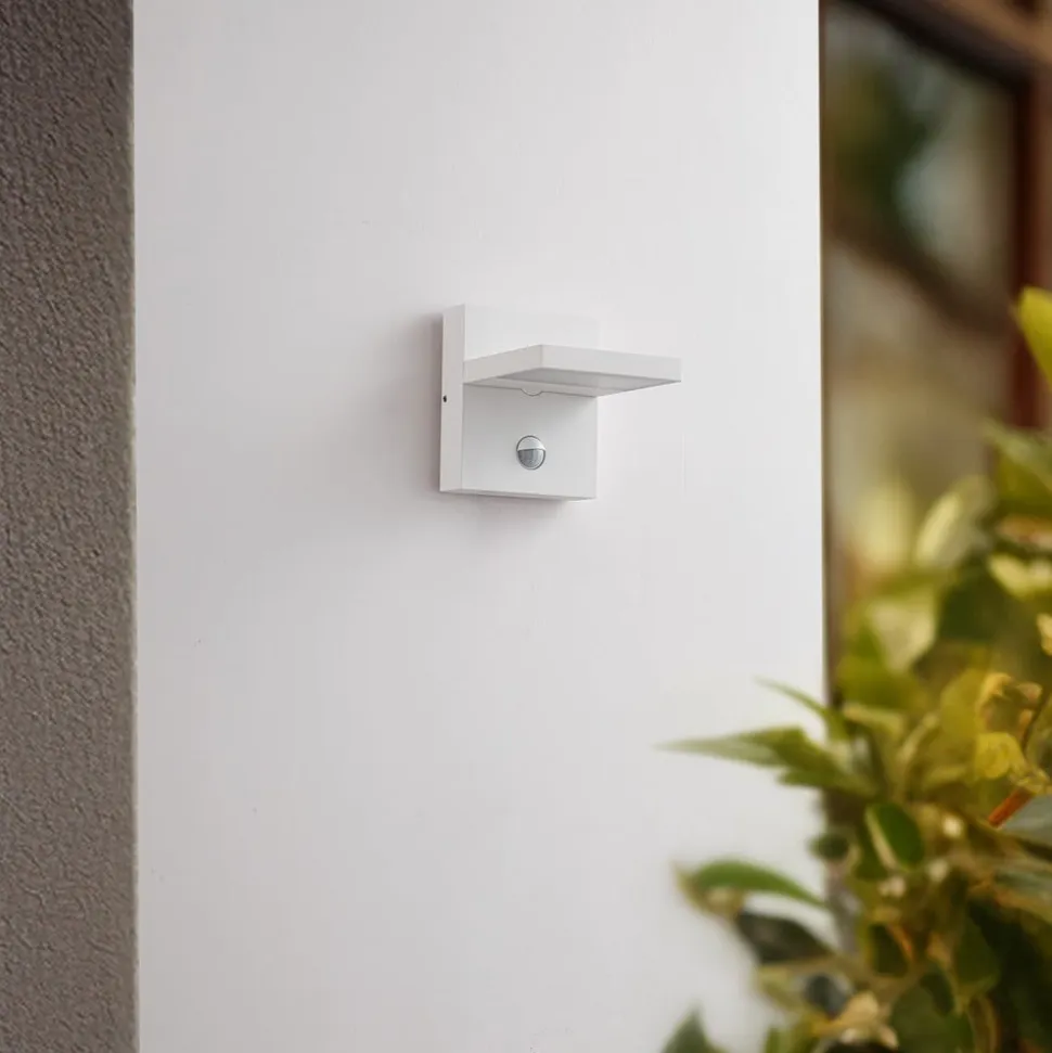 Lucande udendørs LED-væglampe Silvan, hvid, sensor, IP54, 16 cm