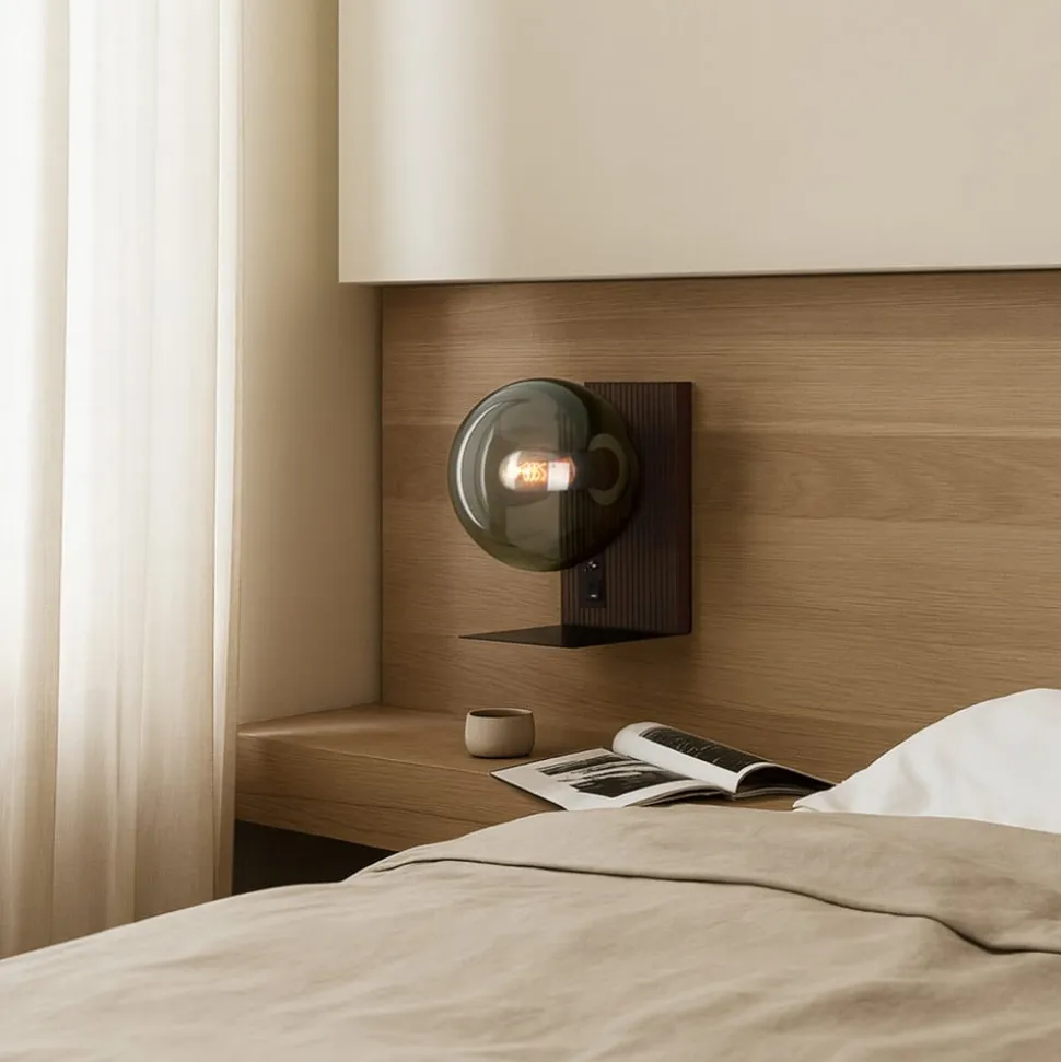 Lucande væglampe Veloura, højde 30 cm, glas, træ, USB