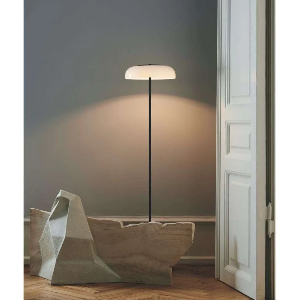 Nuura LED-gulvlampe Blossi, højde 120 cm, sort/opal