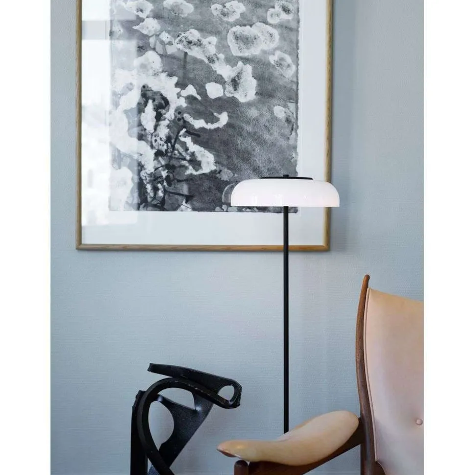 Nuura LED-gulvlampe Blossi, højde 120 cm, sort/opal