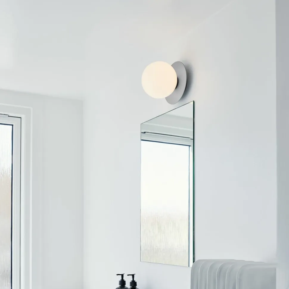 Nuura Liila 1 Medium væglampe IP44, sølv/hvid, varmhvid