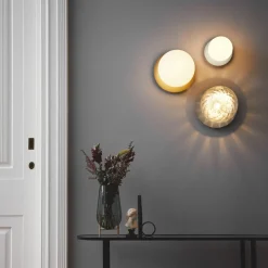 Nuura Liila 1 Medium væglampe IP44, sølv/hvid, varmhvid