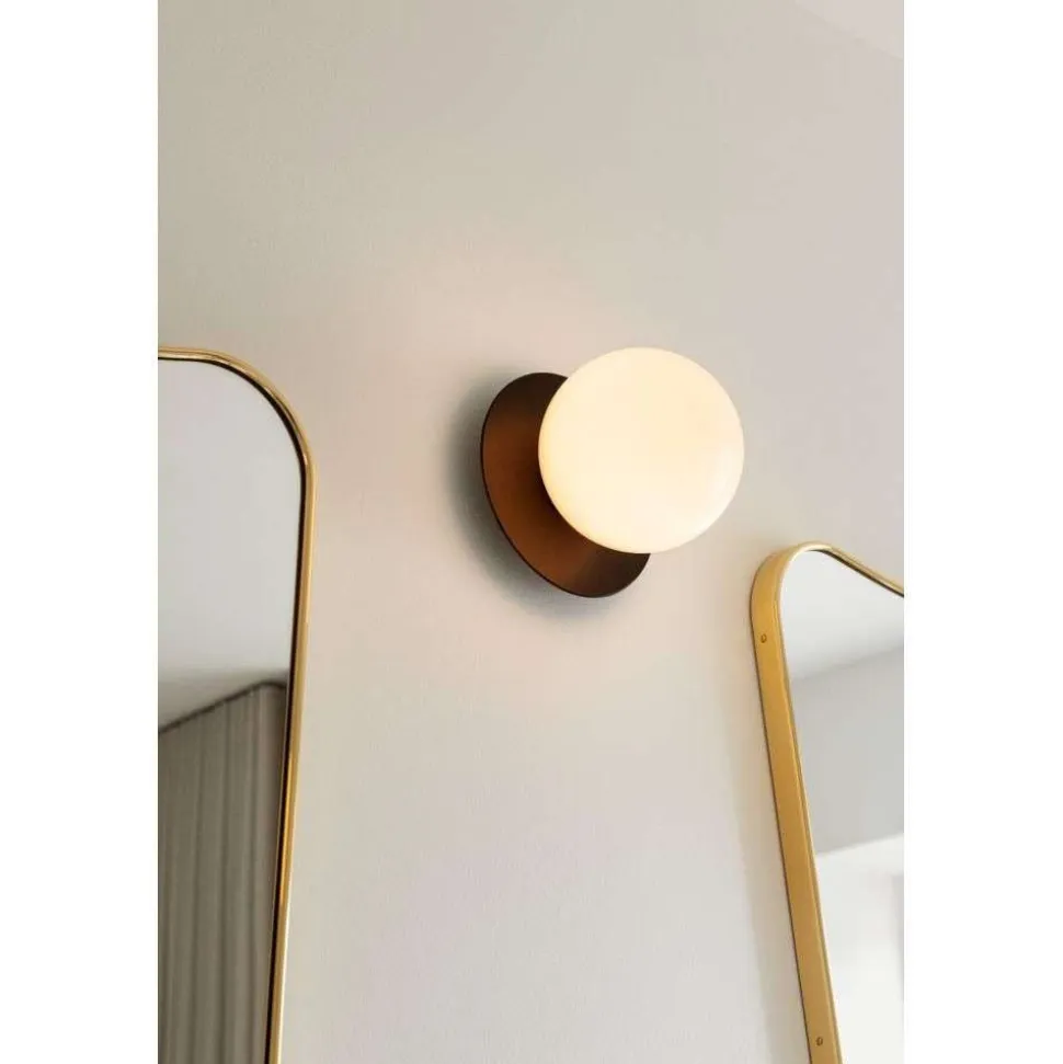 Nuura væglampe Liila 1, IP44, Ø 16,5 cm, bronze/opal