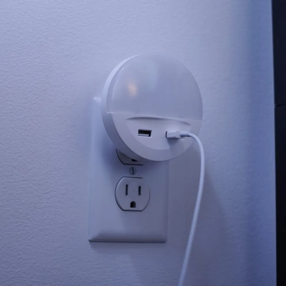 OSRAM LED-stikkontaktnattelys LUNETTA USB, hvid, Ø 9 cm