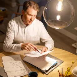 Philips Classic LED-pære E14 B35 4,3W klar 4.000K