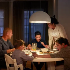 Philips E27 LED-pære, dag/nat-sensor 7,5 W 2.700 K