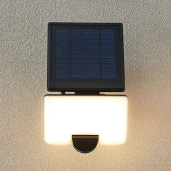 Prios Yahir LED-solcellevægspot, sensor, sort