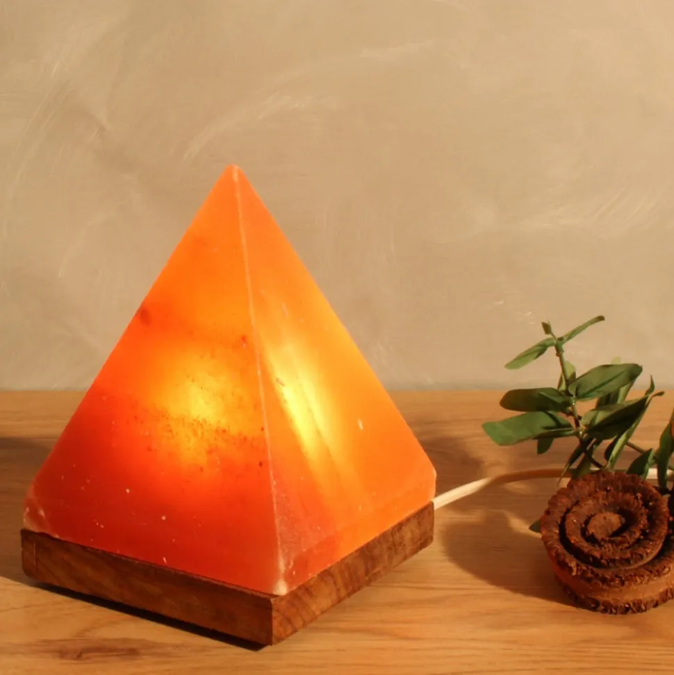 Pyramide saltlampe med sokkel, ravgul