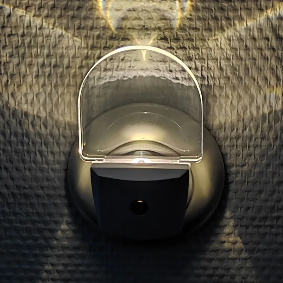 Slim LED-natlampe til stikkontakt, med sensor