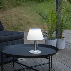 Solia LED-bordlampe med solcelle og trækafbryder