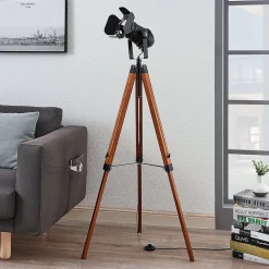 Trægulvlampe Hilma med trebenet stel