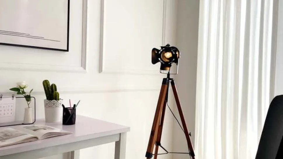 Trægulvlampe Hilma med trebenet stel