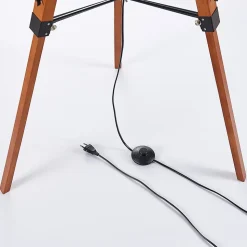Trægulvlampe Hilma med trebenet stel