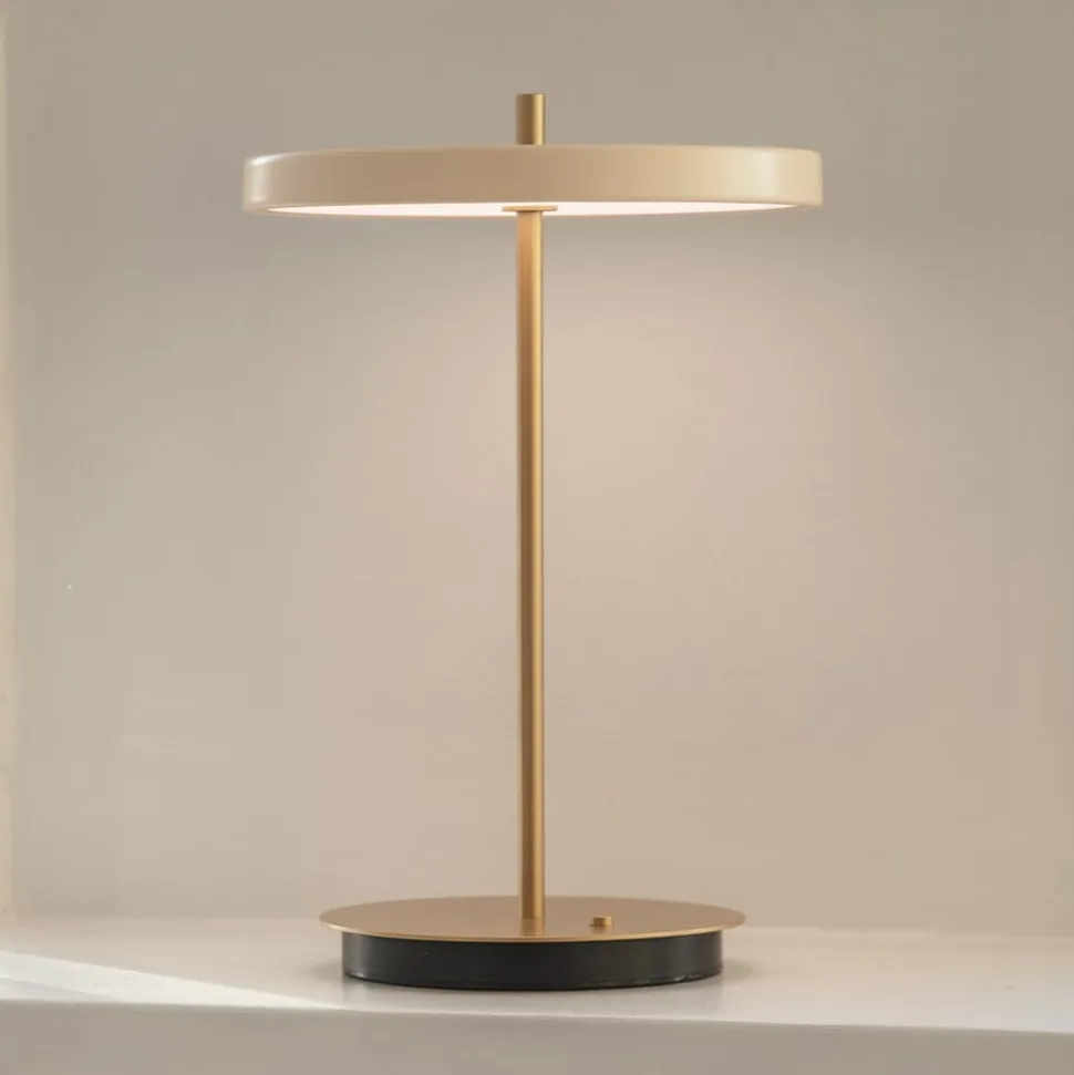 UMAGE LED-bordlampe Asteria Move perlehvid/messing 31cm