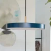 UMAGE LED-hængelampe Asteria Mini, petrol/messing, Ø 31 cm