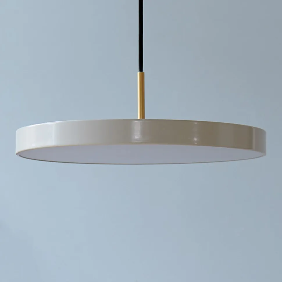 UMAGE LED-hængelampe Asteria Mini, perlehvid/messing, Ø 31 cm