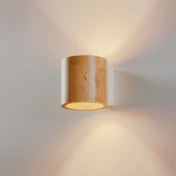 Væglampe Ara som cylinder i træ