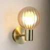 Væglampe til badeværelset Lumisphere, creme-/messingfarvet, højde 12 cm
