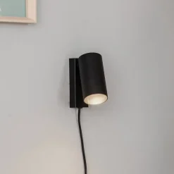 Vægspot Mono I med stik sort